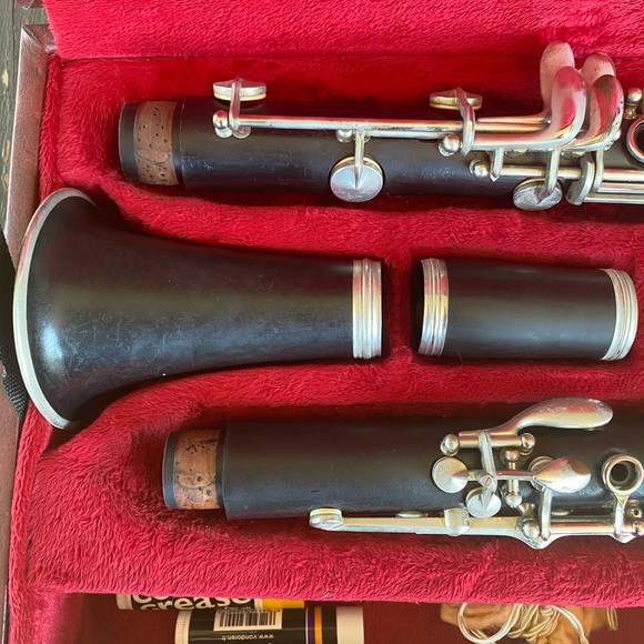 Buffet Crampon E-11 Clarinet - Picture 4 of 10